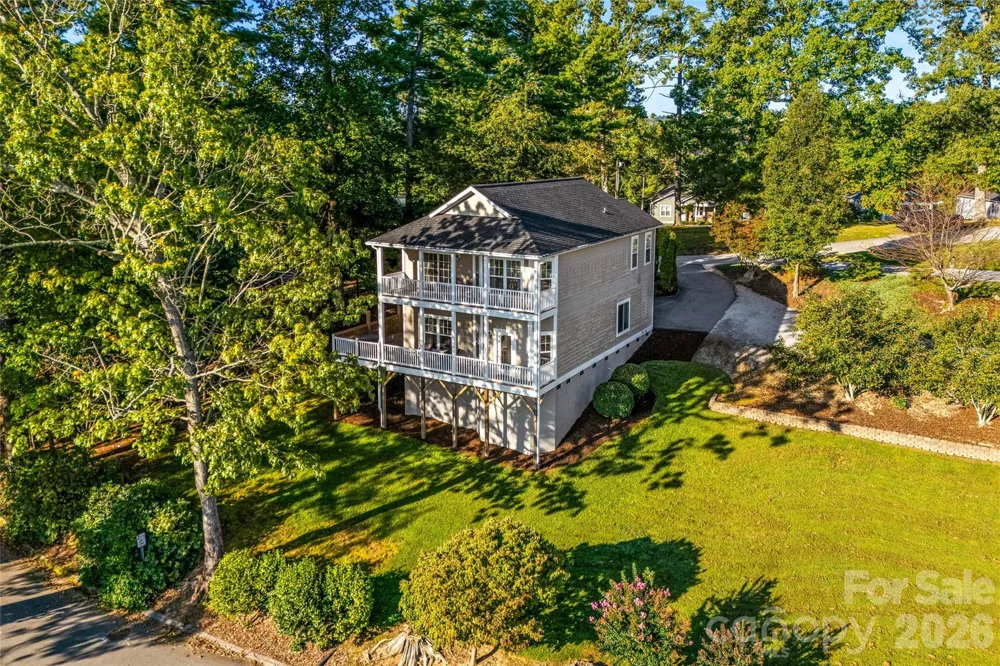 14 Summit Circle Hendersonville, NC 28739