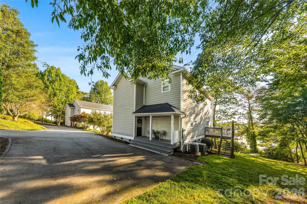 14 Summit Circle Hendersonville, NC 28739