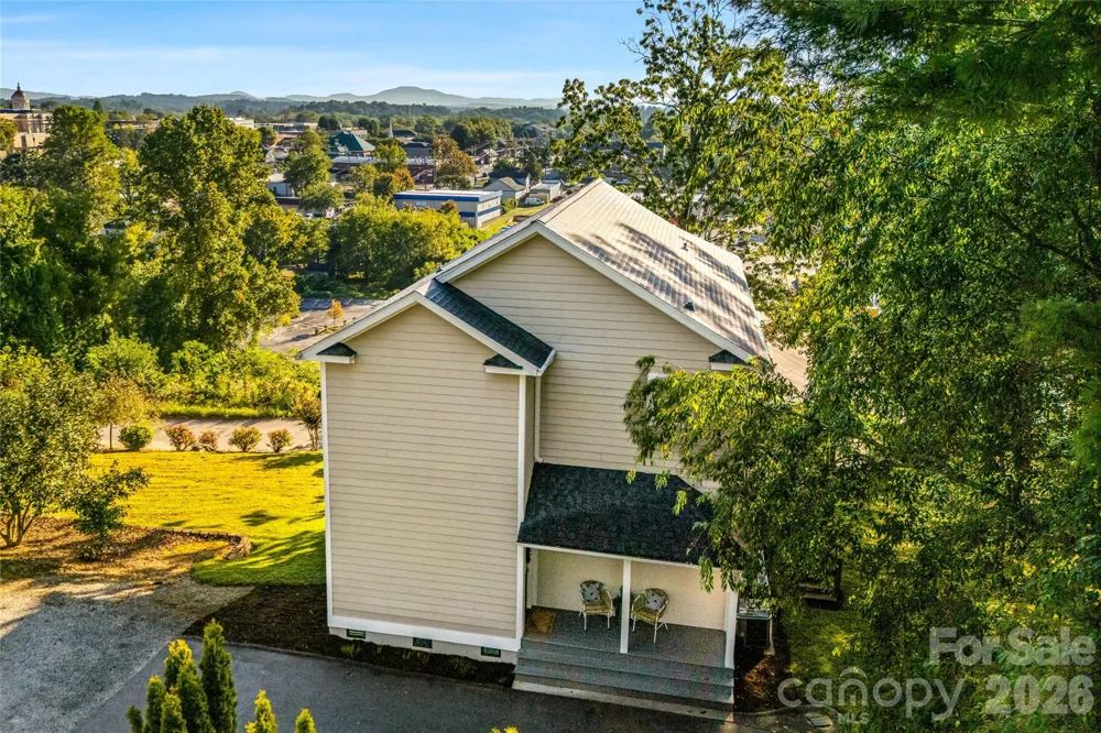 14 Summit Circle Hendersonville, NC 28739