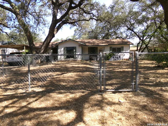 304A Fox Run Devine, TX 78016