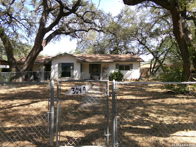 304A Fox Run Devine, TX 78016
