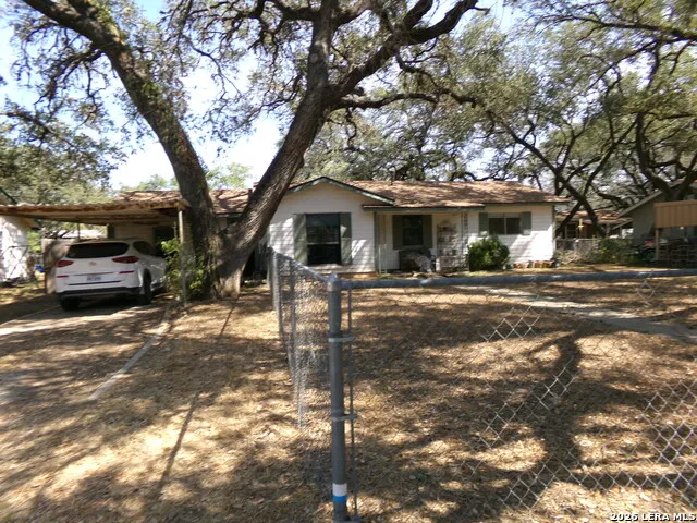 304A Fox Run Devine, TX 78016