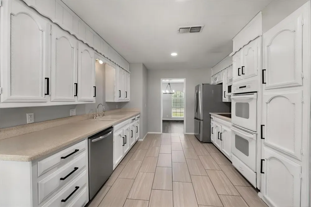 2001 San Jacinto Drive Arlington, TX 76012