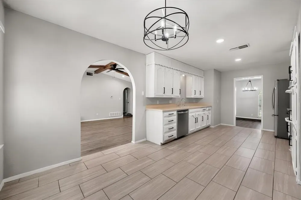 2001 San Jacinto Drive Arlington, TX 76012
