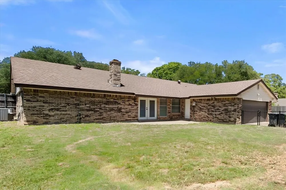 2001 San Jacinto Drive Arlington, TX 76012