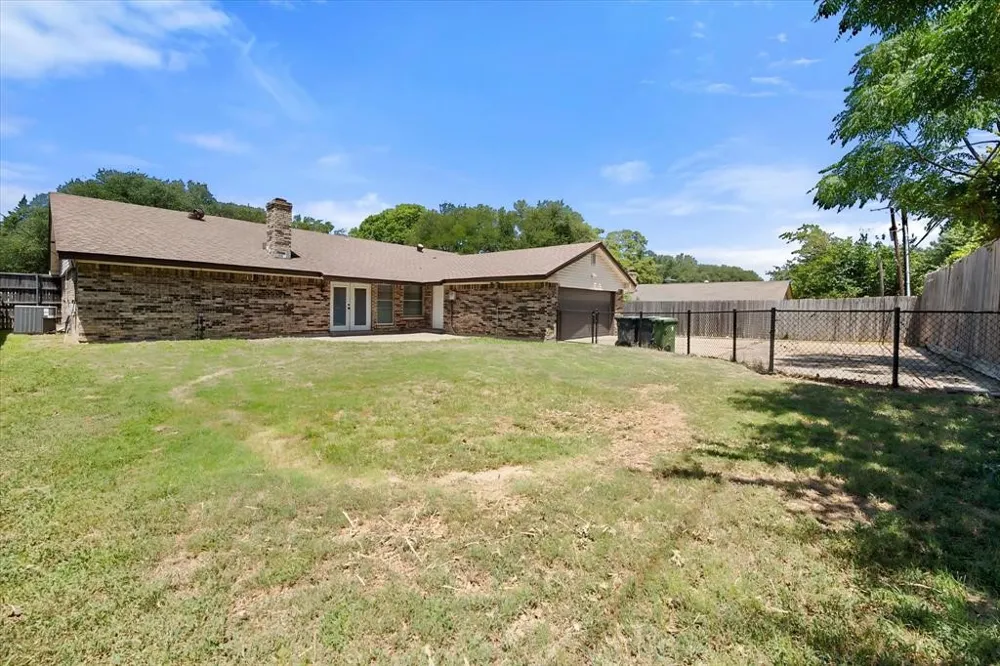 2001 San Jacinto Drive Arlington, TX 76012