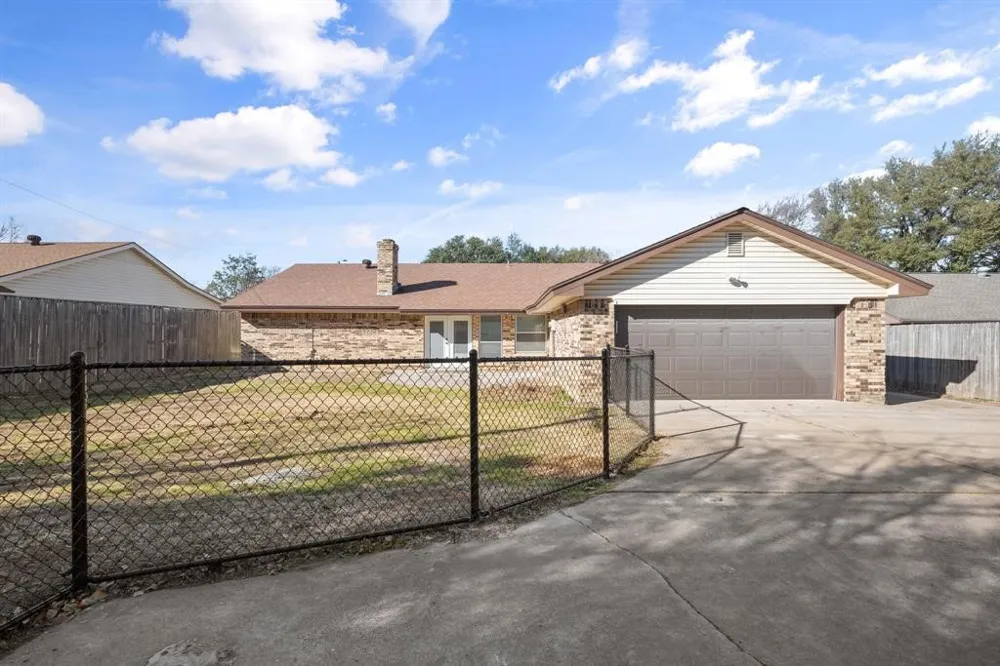 2001 San Jacinto Drive Arlington, TX 76012