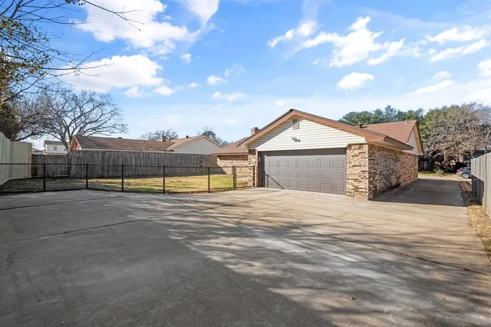 2001 San Jacinto Drive Arlington, TX 76012