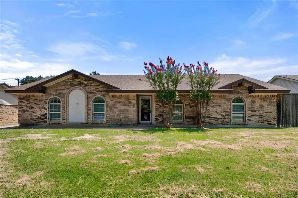 2001 San Jacinto Drive Arlington, TX 76012