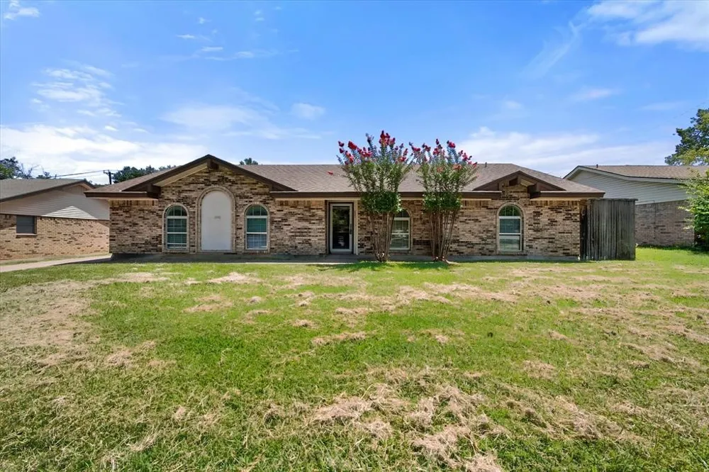 2001 San Jacinto Drive Arlington, TX 76012
