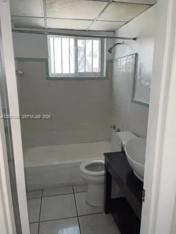 1895 NW 35th St Miami, FL 33142