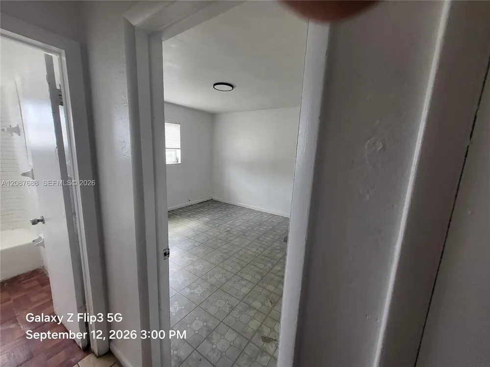 1895 NW 35th St Miami, FL 33142