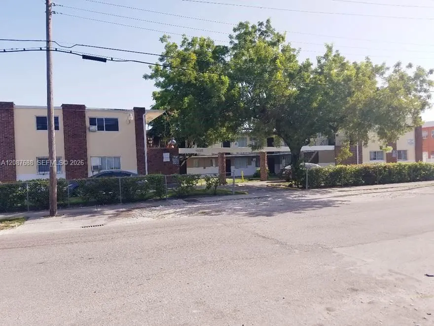 1895 NW 35th St Miami, FL 33142