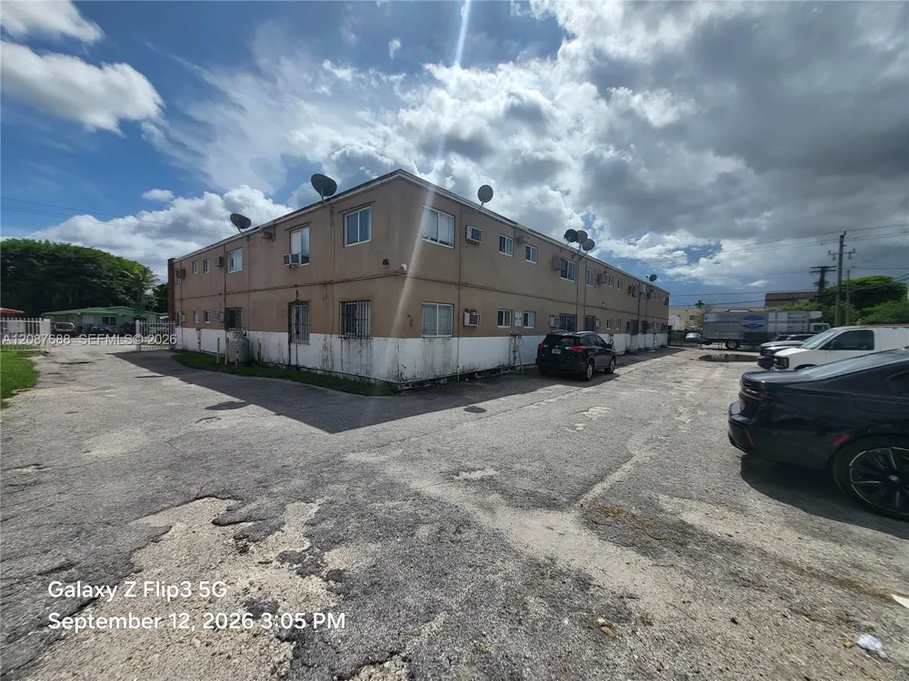 1895 NW 35th St Miami, FL 33142