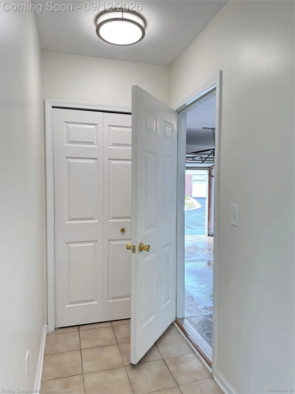 43940 Elm Drive Sterling Heights City, MI 48313