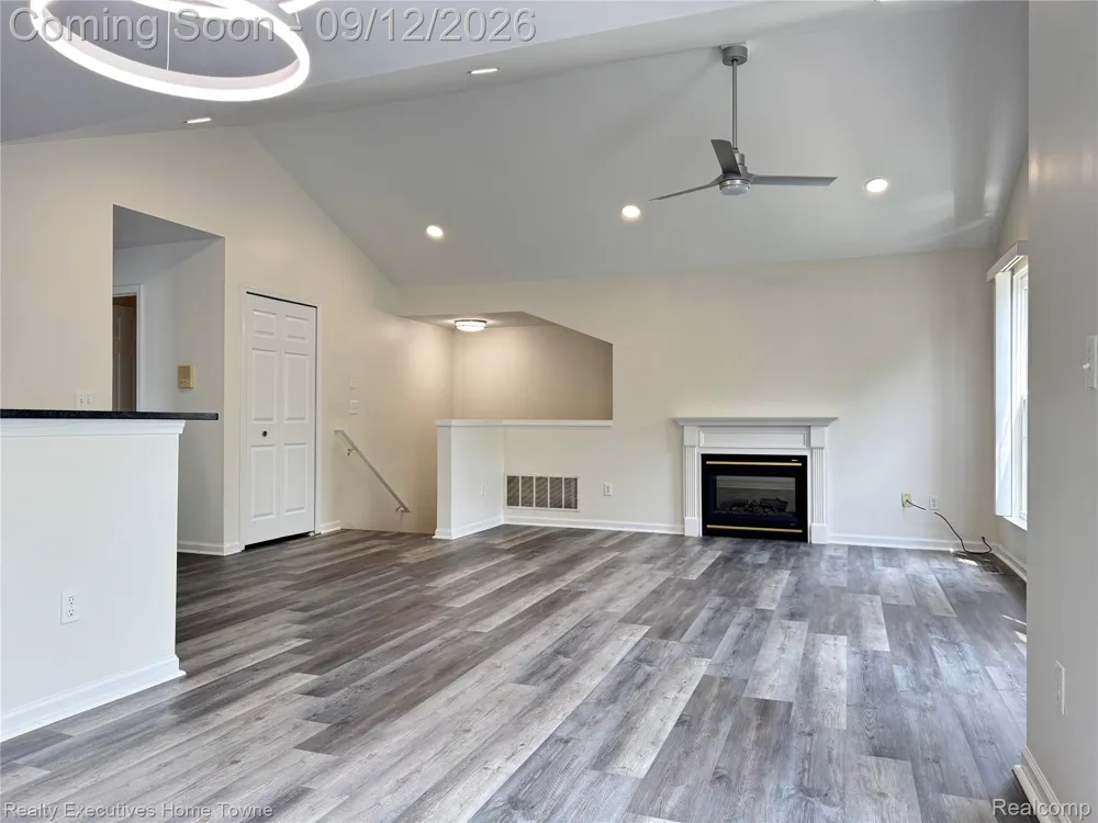 43940 Elm Drive Sterling Heights City, MI 48313