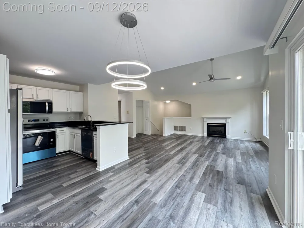 43940 Elm Drive Sterling Heights City, MI 48313