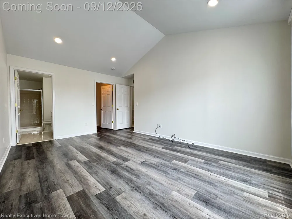 43940 Elm Drive Sterling Heights City, MI 48313