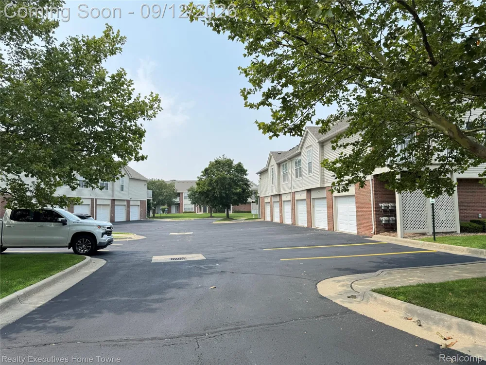 43940 Elm Drive Sterling Heights City, MI 48313