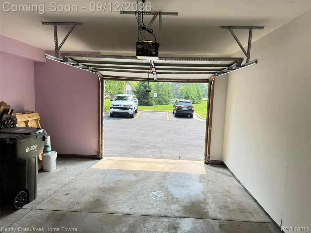 43940 Elm Drive Sterling Heights City, MI 48313