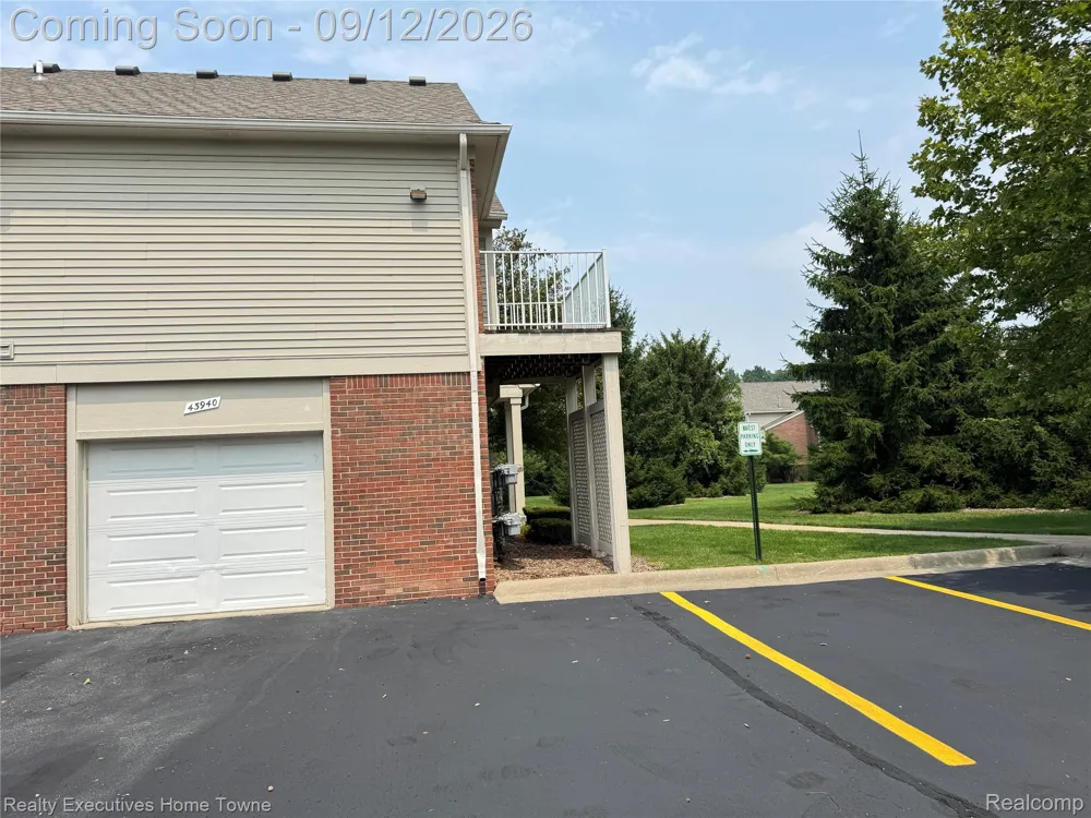 43940 Elm Drive Sterling Heights City, MI 48313