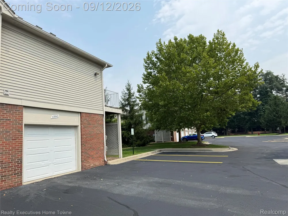 43940 Elm Drive Sterling Heights City, MI 48313