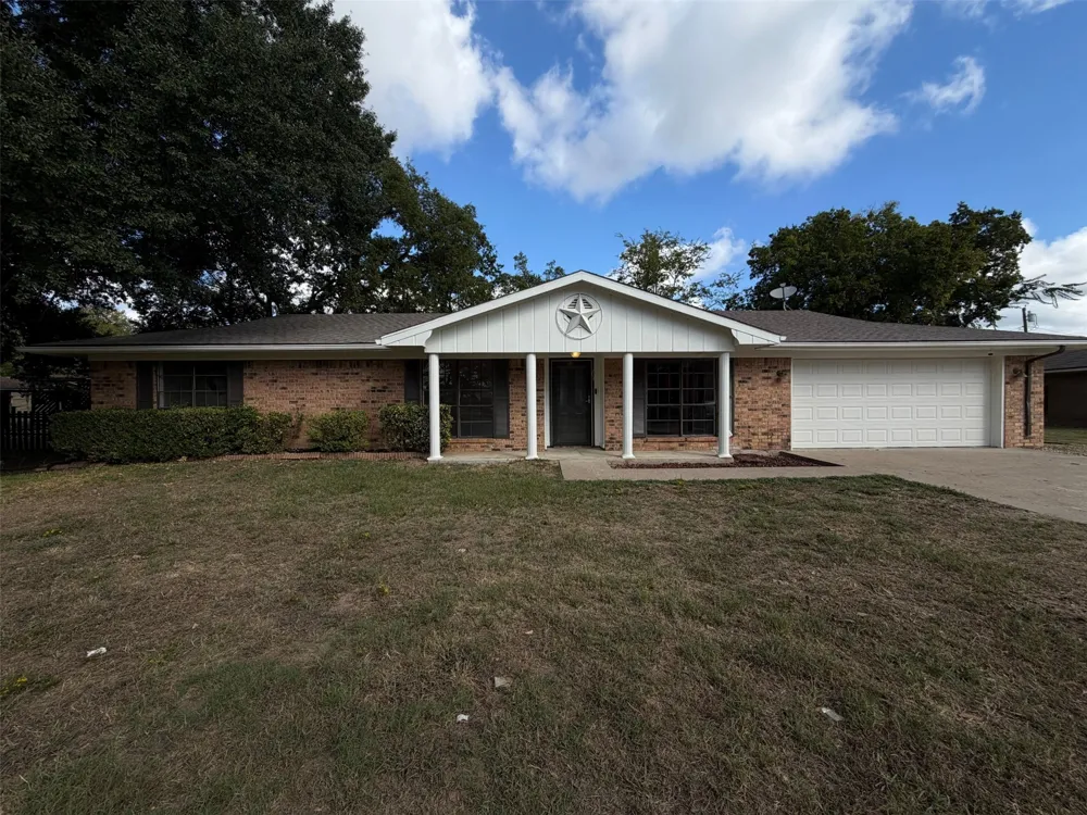 203 Frost Creek Avenue Groesbeck, TX 76642