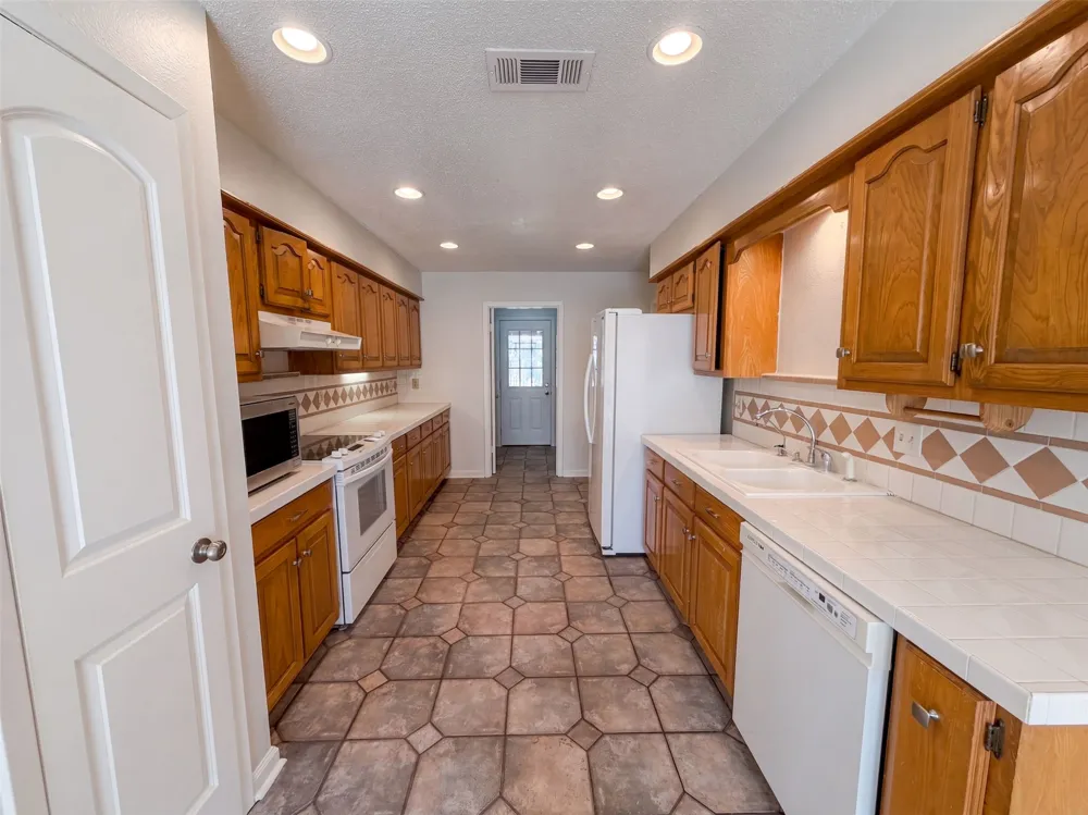 203 Frost Creek Avenue Groesbeck, TX 76642