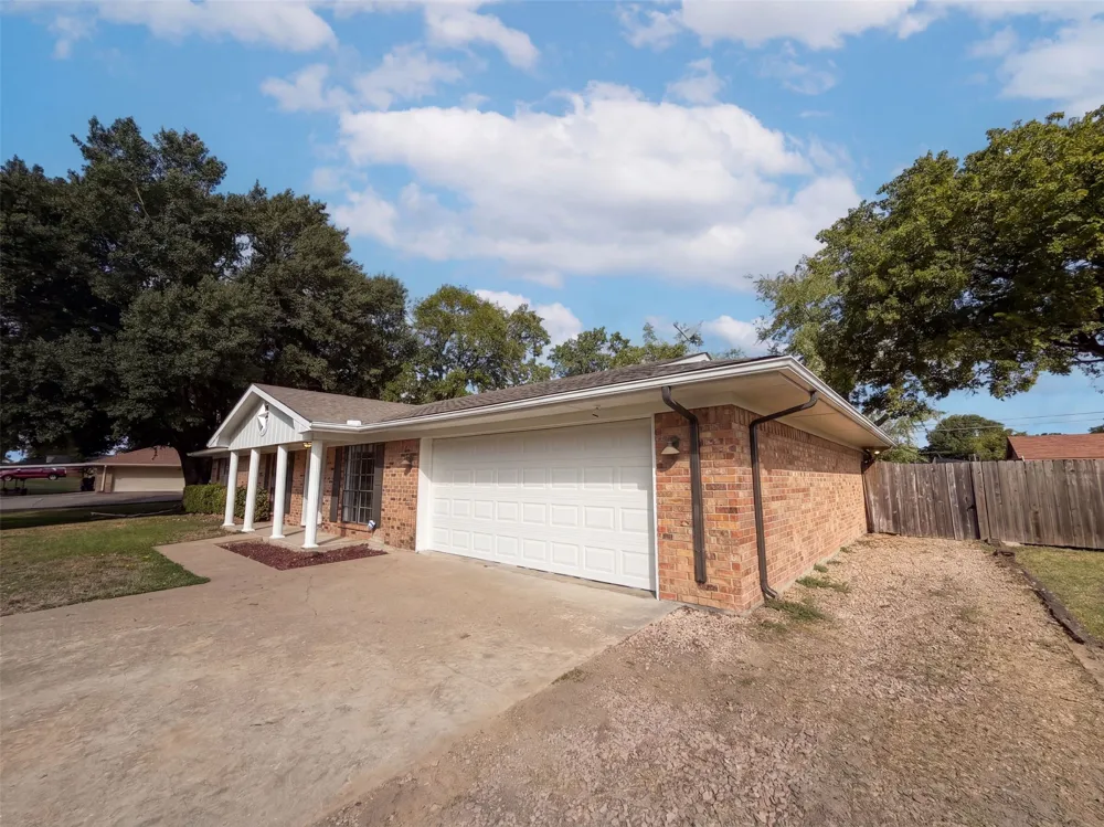 203 Frost Creek Avenue Groesbeck, TX 76642