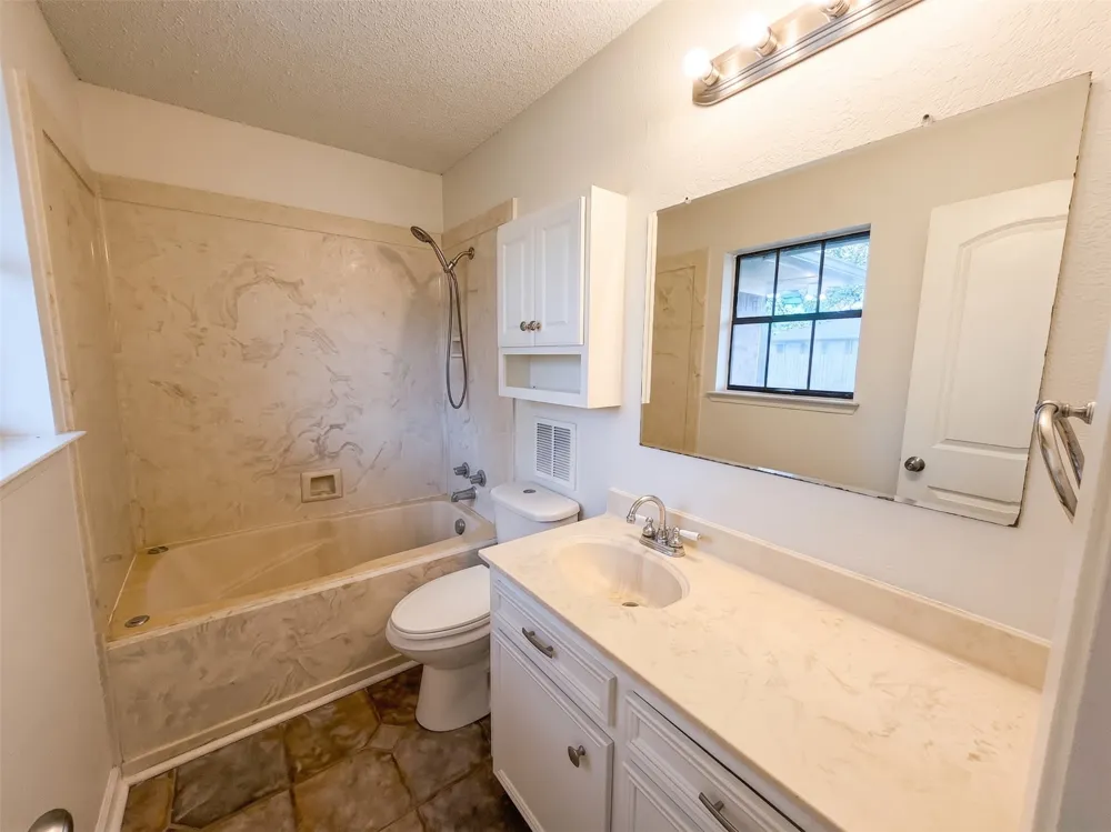 203 Frost Creek Avenue Groesbeck, TX 76642