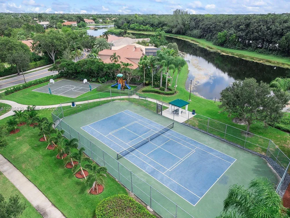 900 Spoonbill Cir Weston, FL 33326