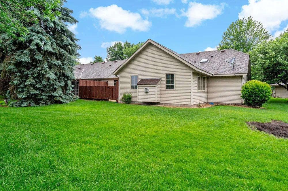 8541 Inverness Lane Brooklyn Park, MN 55443