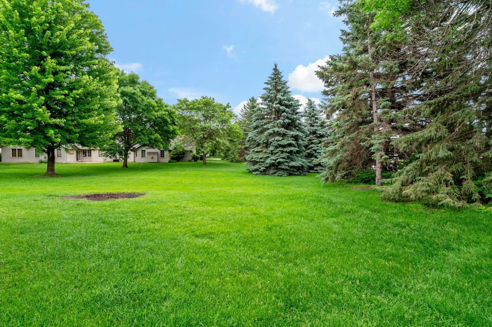 8541 Inverness Lane Brooklyn Park, MN 55443