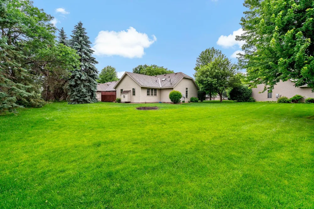 8541 Inverness Lane Brooklyn Park, MN 55443