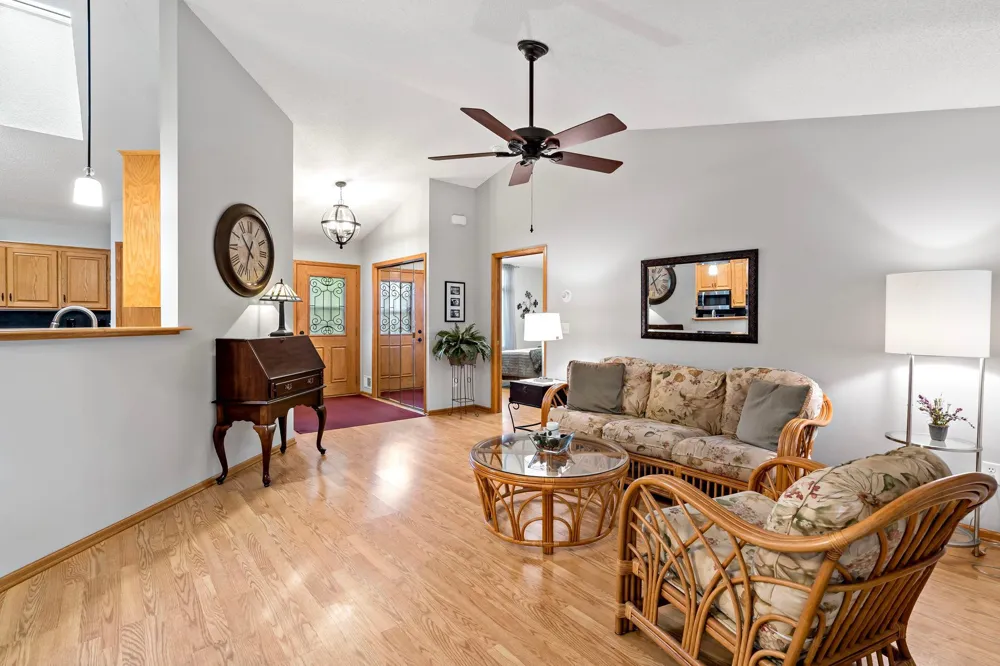 8541 Inverness Lane Brooklyn Park, MN 55443