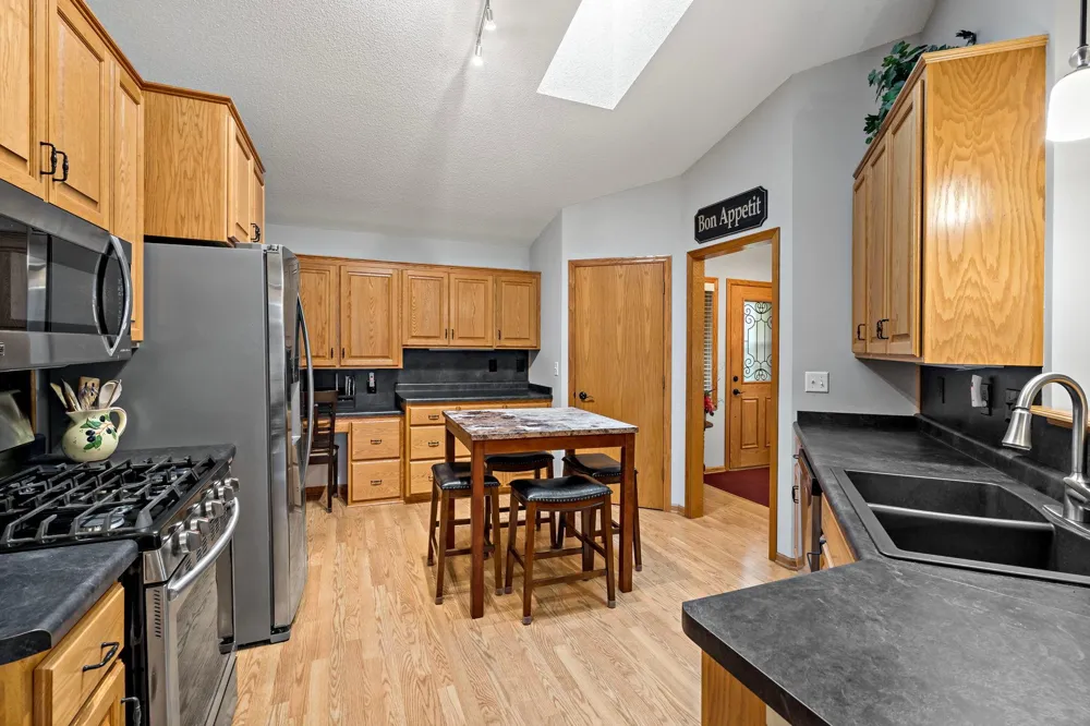 8541 Inverness Lane Brooklyn Park, MN 55443