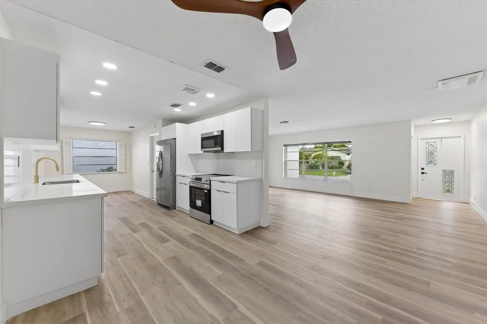 7198 PINE FOREST CIRCLE E Lake Worth, FL 33467