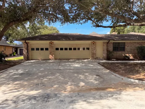 4042 Greenbriar Drive