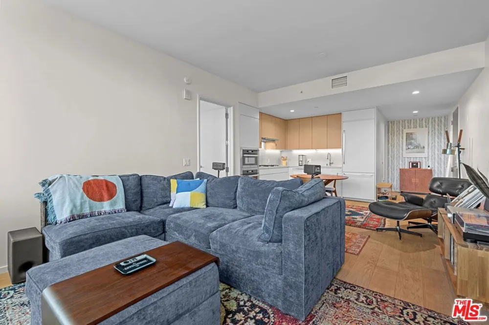 877 Francisco Street #1112 Los Angeles, CA 90017