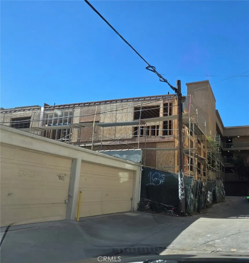 221 S Bonnie Brae Los Angeles, CA 90057
