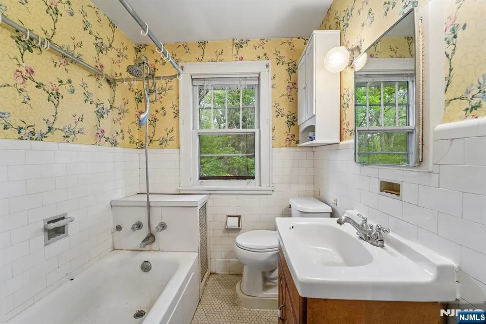 46 Schraalenburgh Road Haworth, NJ 07641