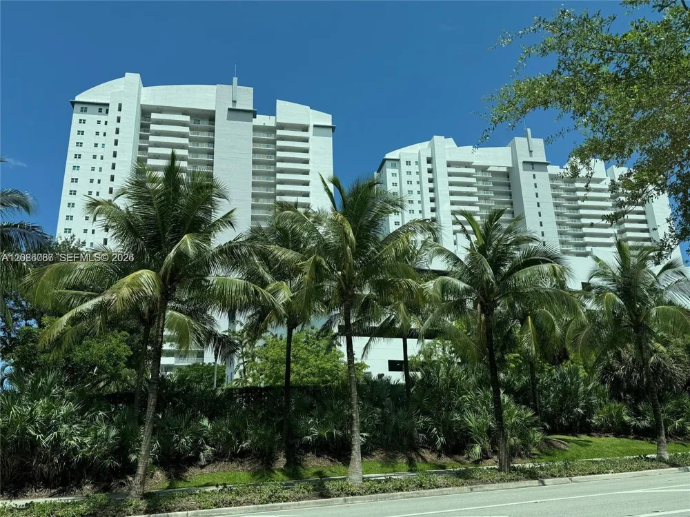 15051 Royal Oaks Ln #701 North Miami, FL 33181