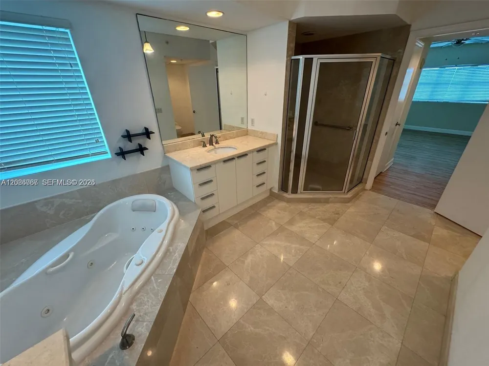 15051 Royal Oaks Ln #701 North Miami, FL 33181