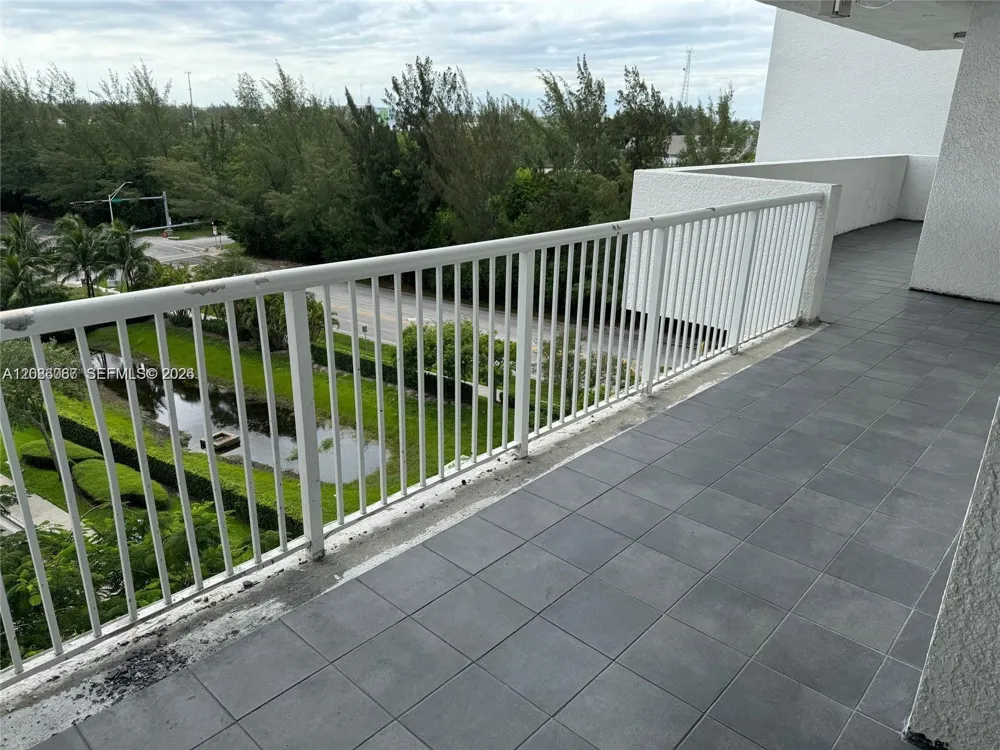 15051 Royal Oaks Ln #701 North Miami, FL 33181