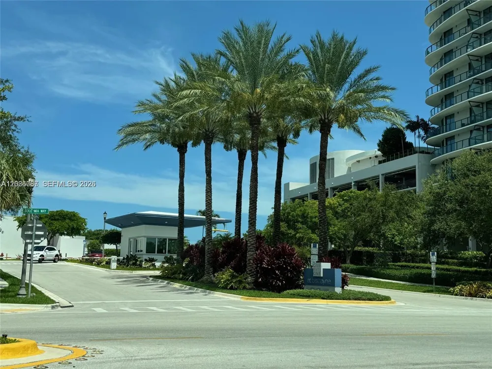 15051 Royal Oaks Ln #701 North Miami, FL 33181