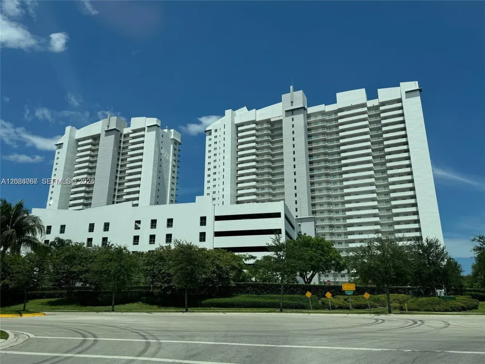 15051 Royal Oaks Ln #701 North Miami, FL 33181