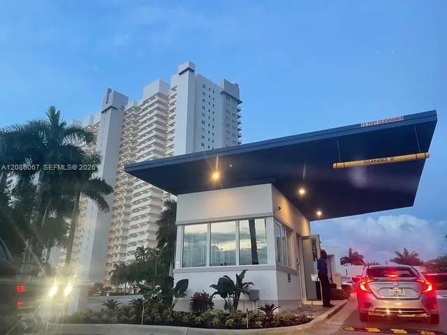 15051 Royal Oaks Ln #701 North Miami, FL 33181