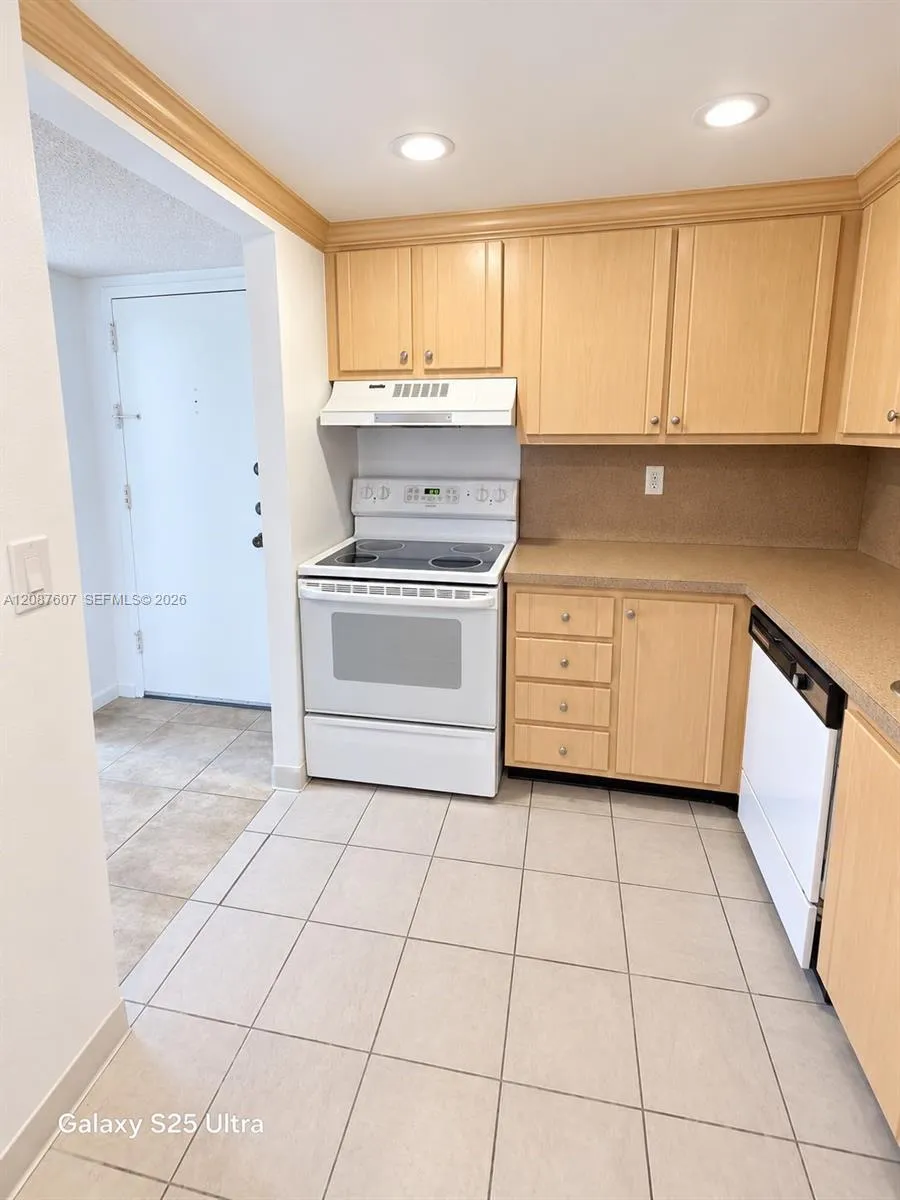 301 Racquet Club Rd #310 Weston, FL 33326
