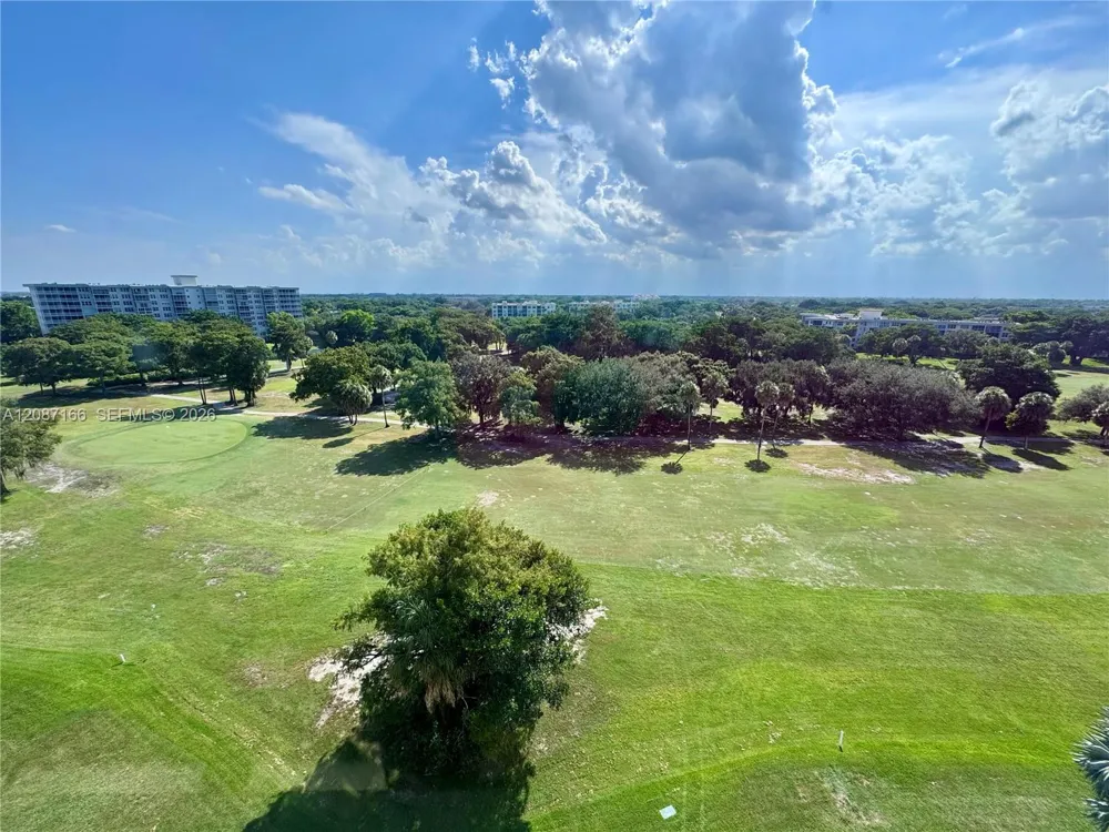 575 Oaks Ln #1008 Pompano Beach, FL 33069