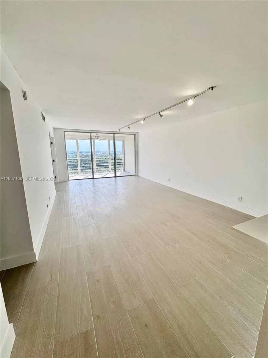 575 Oaks Ln #1008 Pompano Beach, FL 33069
